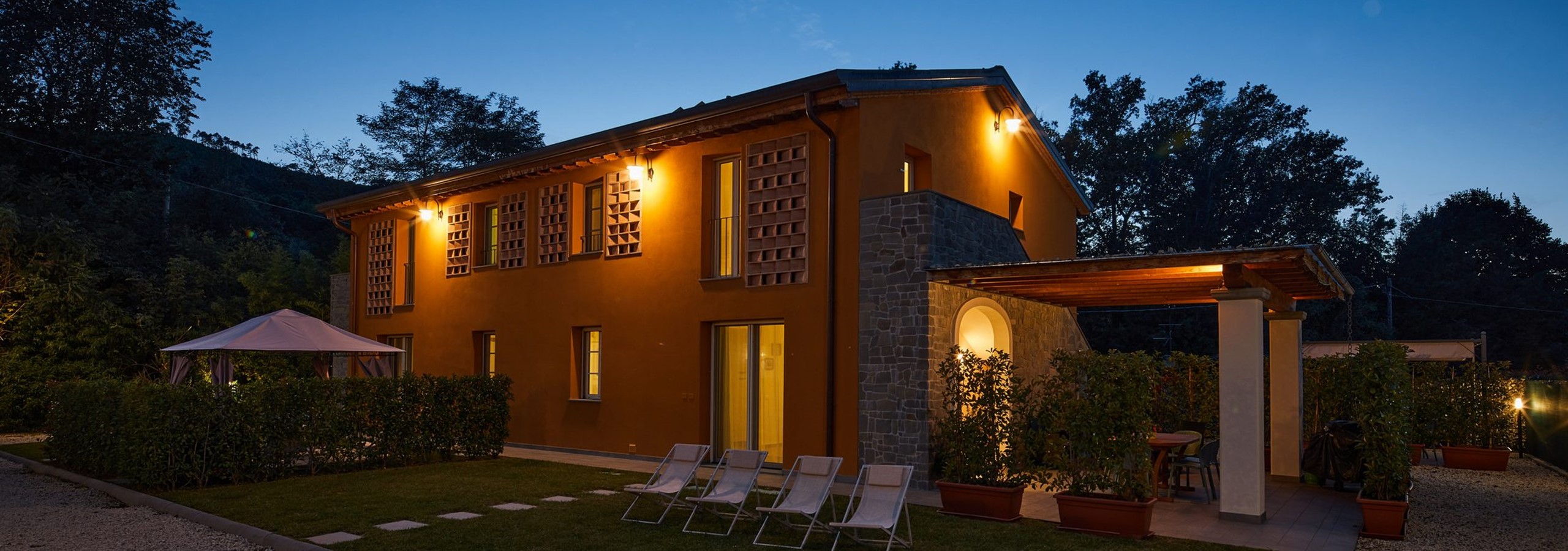 Tn ESTERNI NOTTURNA APPART 0251 JPEG HD